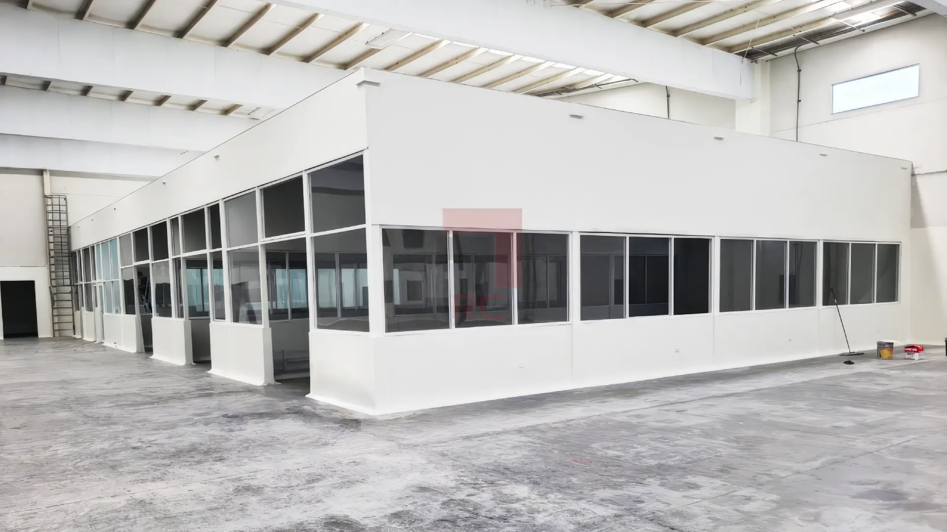 Ventanas de PVC en bodega industrial