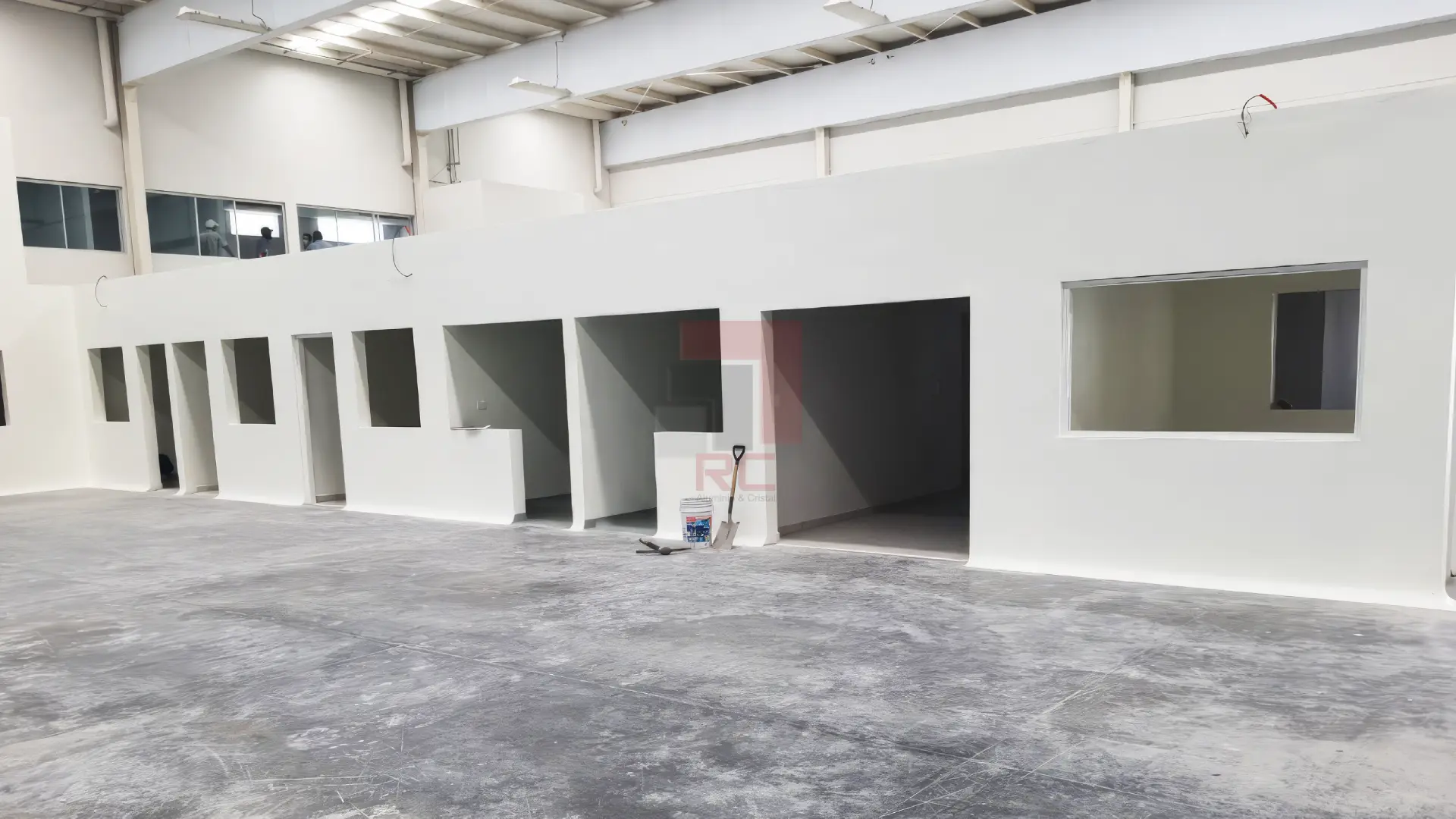 Puertas y Ventanas de PVC en bodega industrial